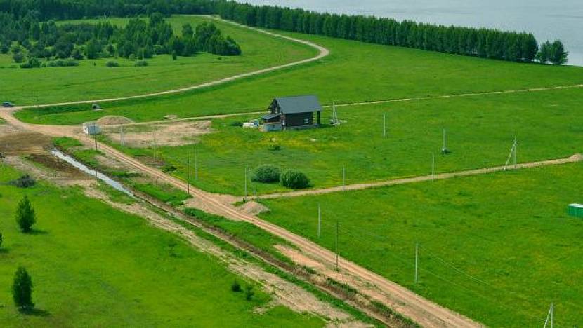 Участок в построенном поселке. Участок под строительство. Земля для стройки. Участок под строительство фото. Трава на территории стройки.